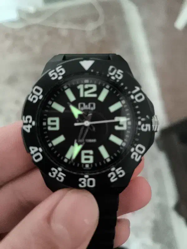 ساعت مچی کیو اند کیو|ساعت|شیراز, کوشک میدان|دیوار