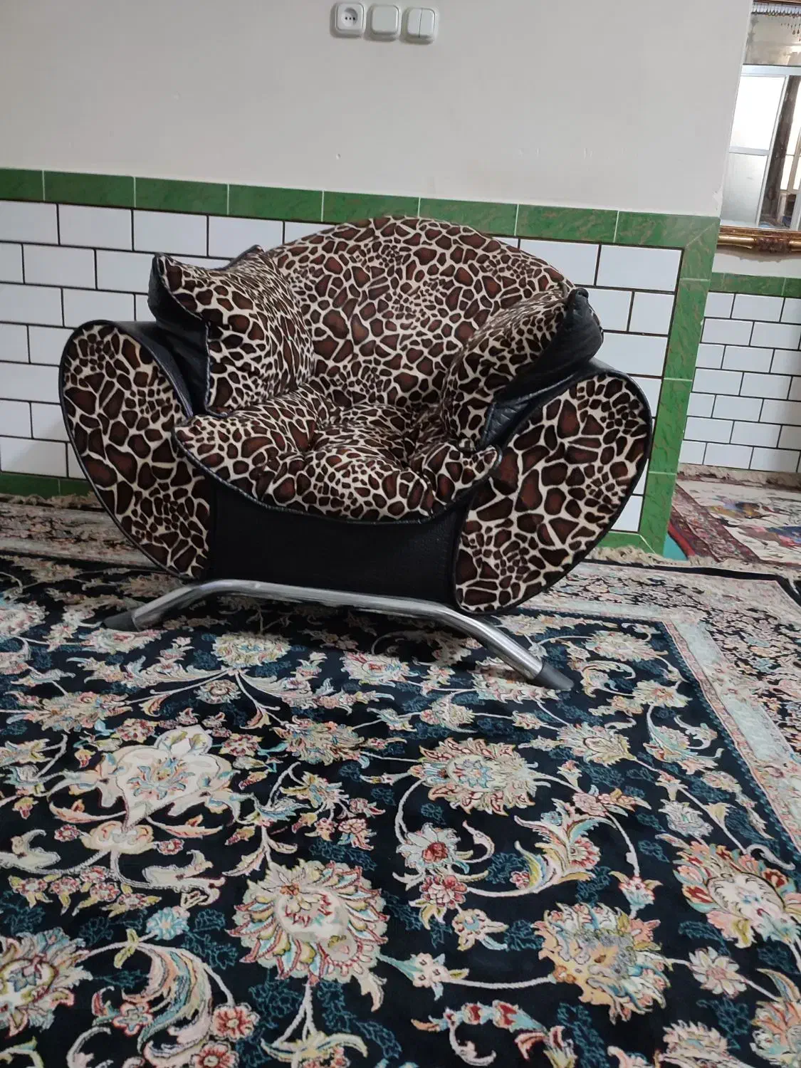 مبل راحتی شیک، سالم ولی کارکرده|مبلمان خانگی و میز عسلی|دزفول, |دیوار