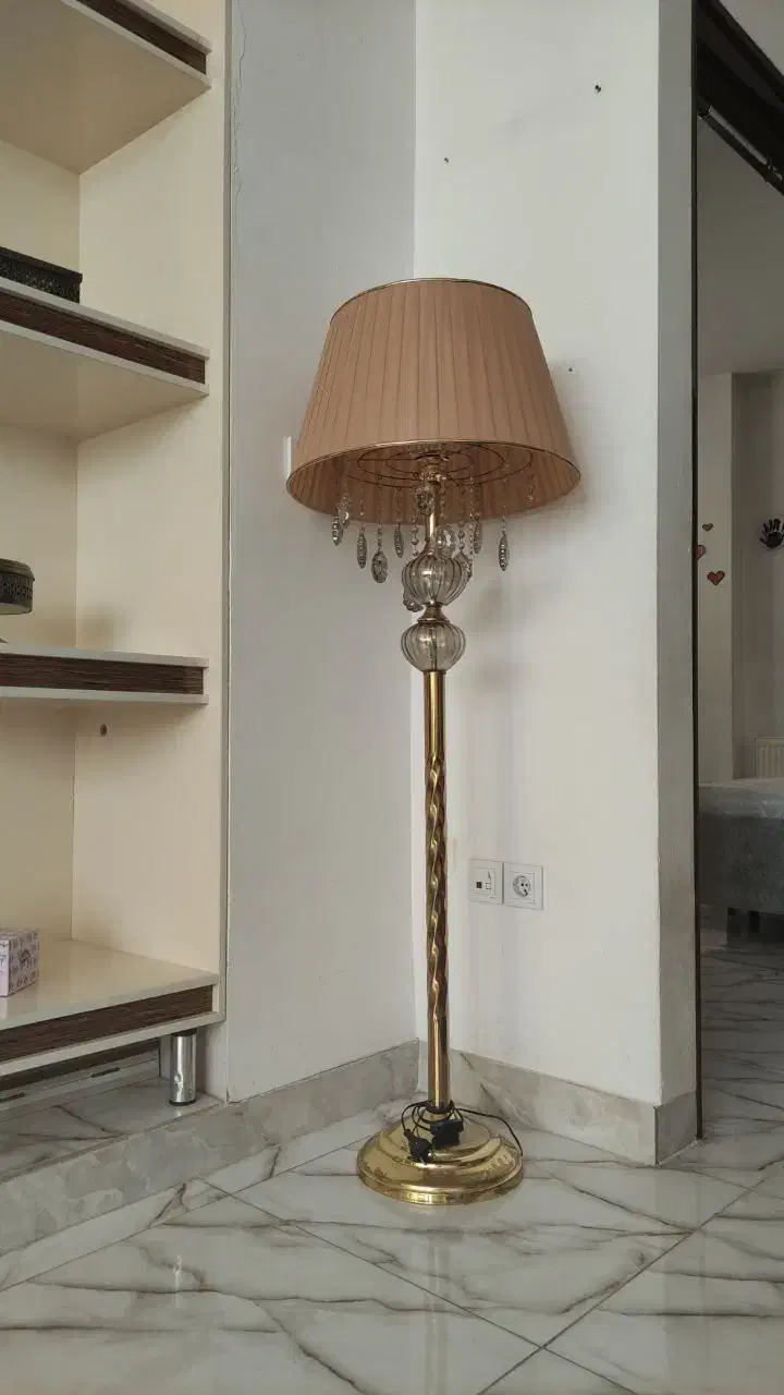 آباژور و ساعت ایستاده در حد نو|چراغ خواب و آباژور|صحنه, |دیوار