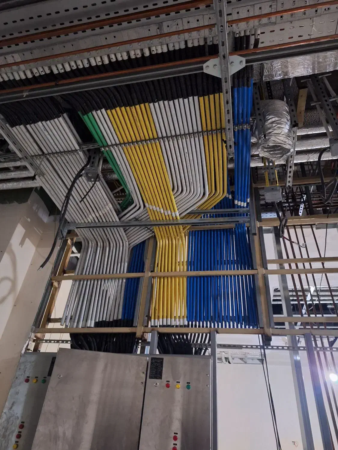 برقکار ماهر و نیمه ماهر وردست ( کنترات و روز مزد)|استخدام صنعتی، فنی، مهندسی|تهران, پاسداران|دیوار