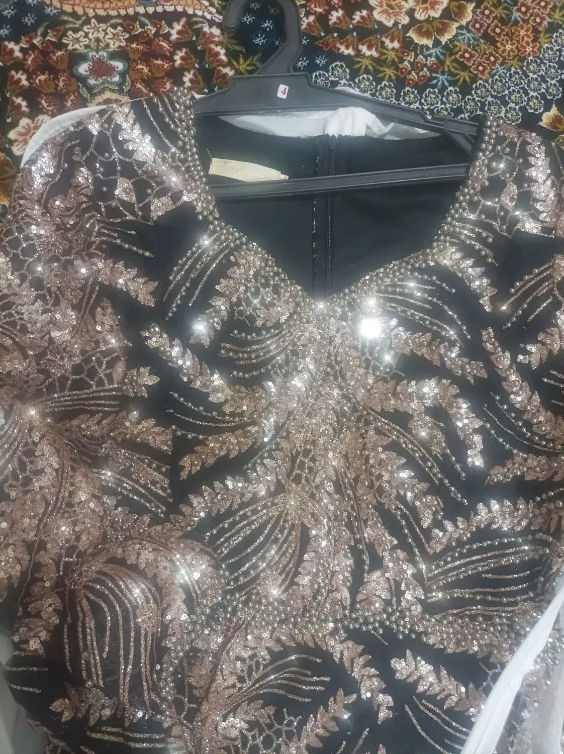 پیراهن زیبا|لباس|رباط‌کریم, رباط‌کریم|دیوار