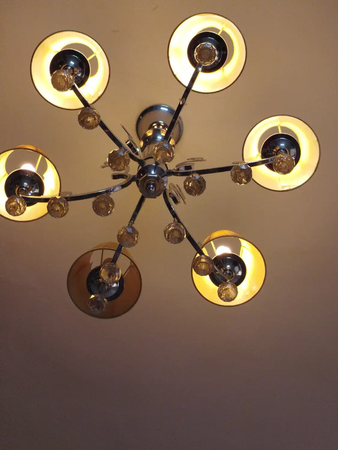 یه لوستر ۶ شاخه خیلی شیک و چشمنواز .|لوستر و چراغ آویز|اراک, |دیوار