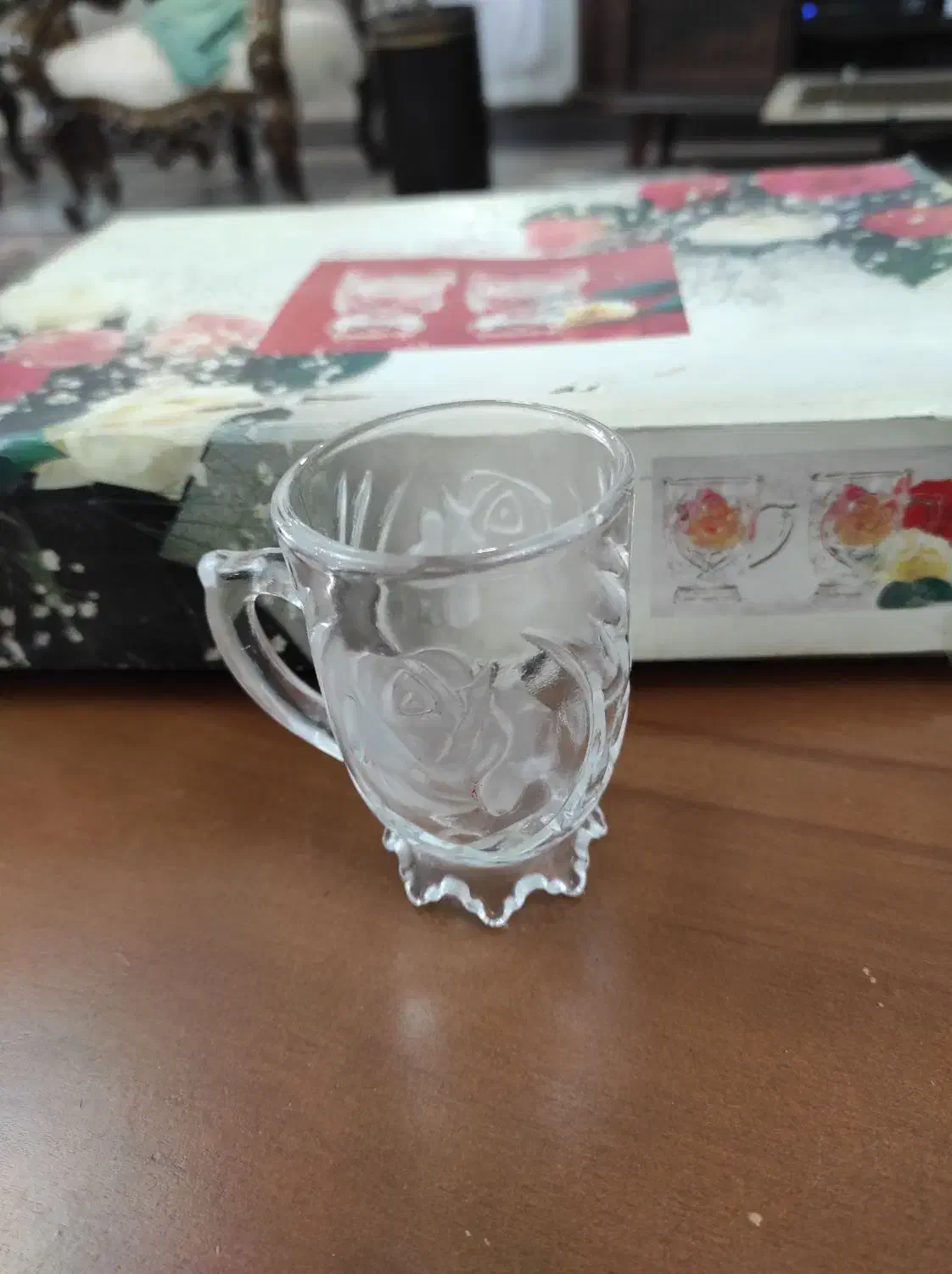 تعدادی ظروف پذیرایی با جعبه|ظروف سرو و پذیرایی|رشت, معلم|دیوار