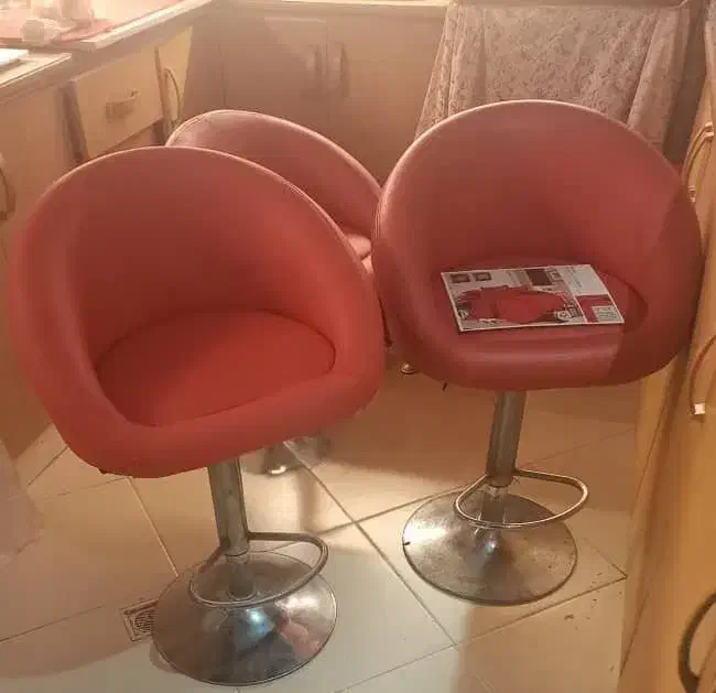 دو عدد صندلی جک دار چرمی سالم و تمیز|صندلی و نیمکت|کیش, |دیوار