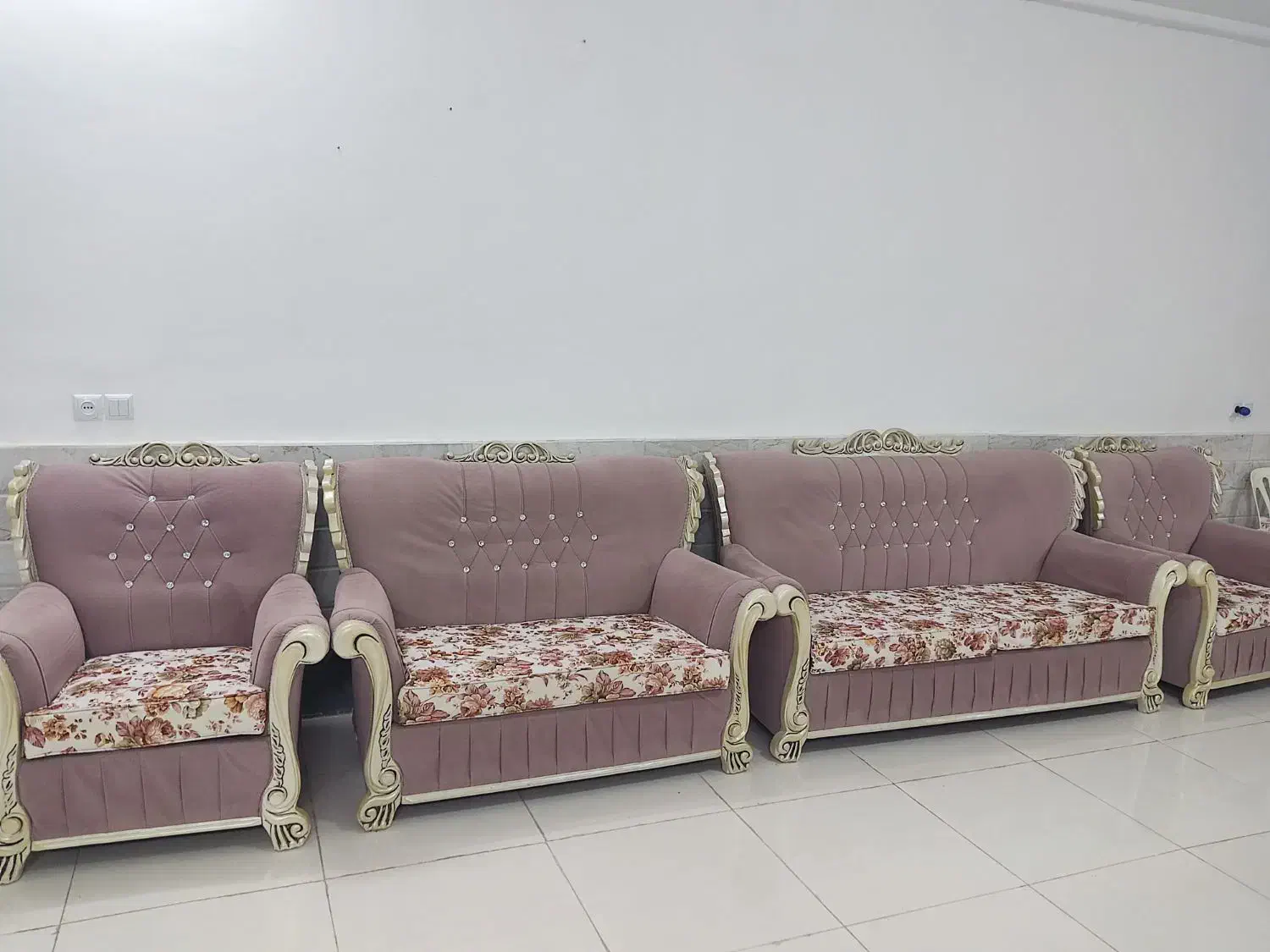 مبل راحتی|مبلمان خانگی و میز عسلی|قم, طلاب غیر ایرانی|دیوار