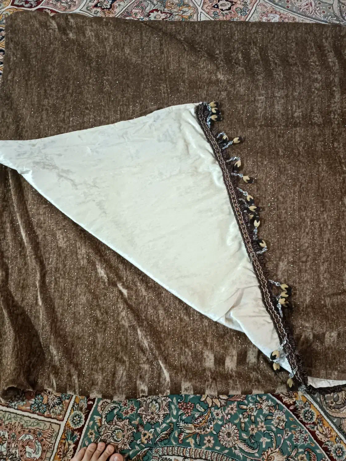 کنار پرده|پرده، رانر، رومیزی|میانه, |دیوار