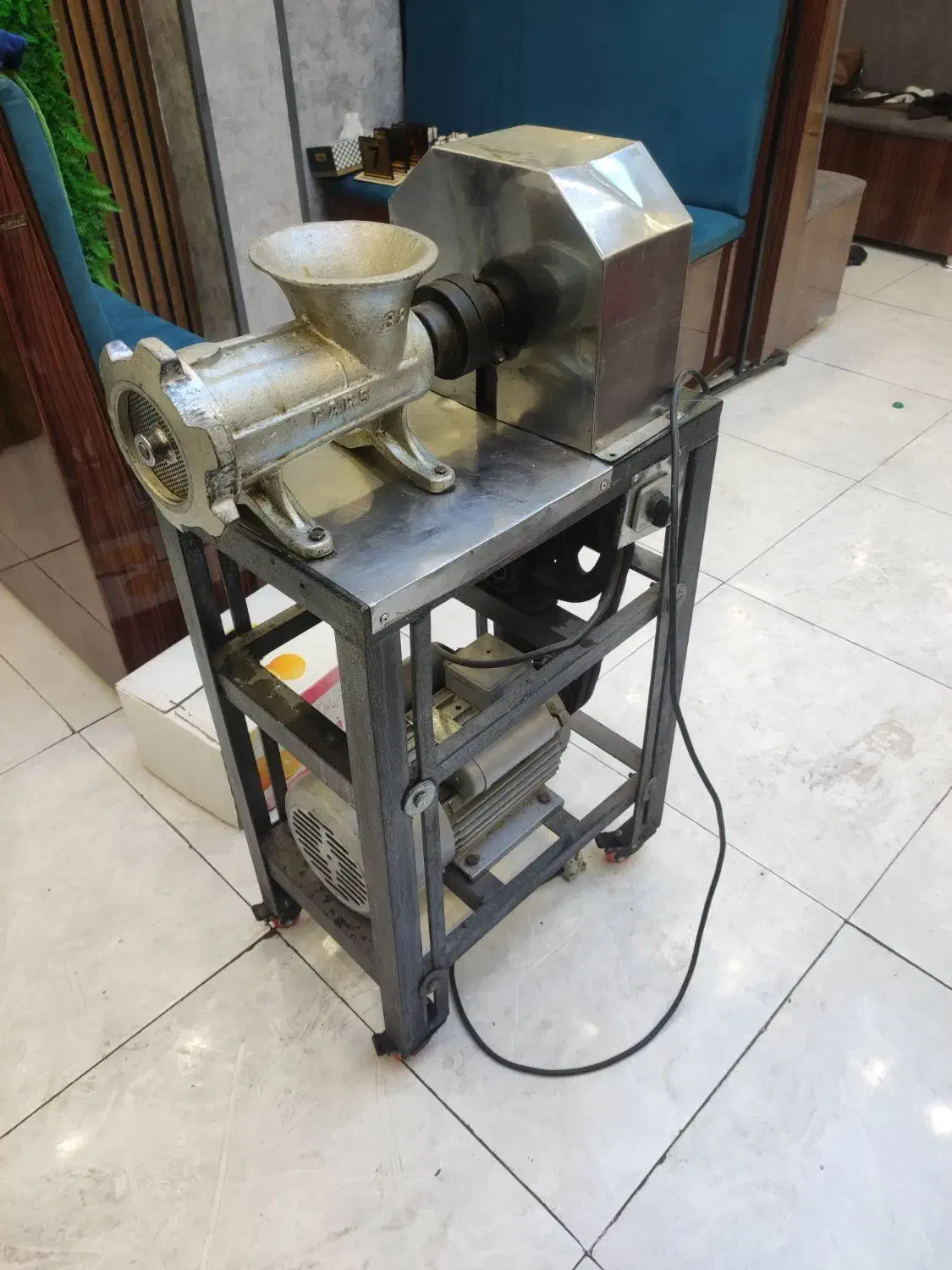 چرخ گوشت صنعتی|کافی‌شاپ و رستوران|قم, تولید دارو و یخچال|دیوار