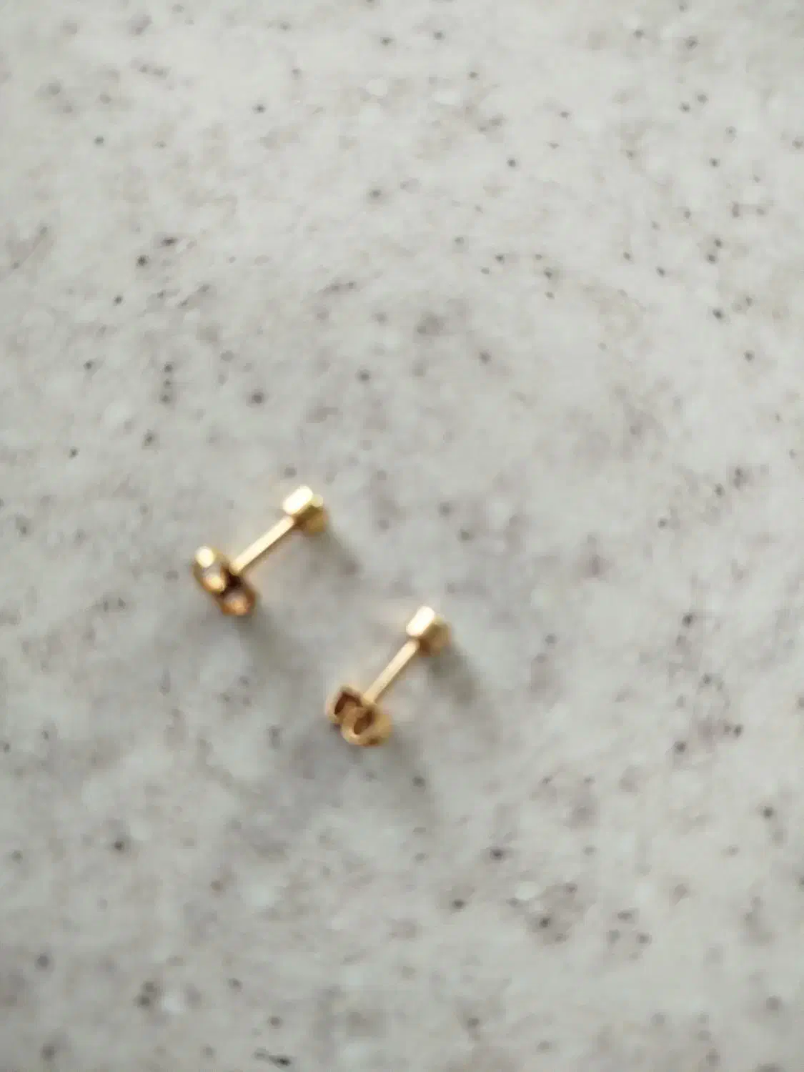 یک عدد گوشواره میخی|بدلیجات|گلبهار, شهر جدید گلبهار|دیوار