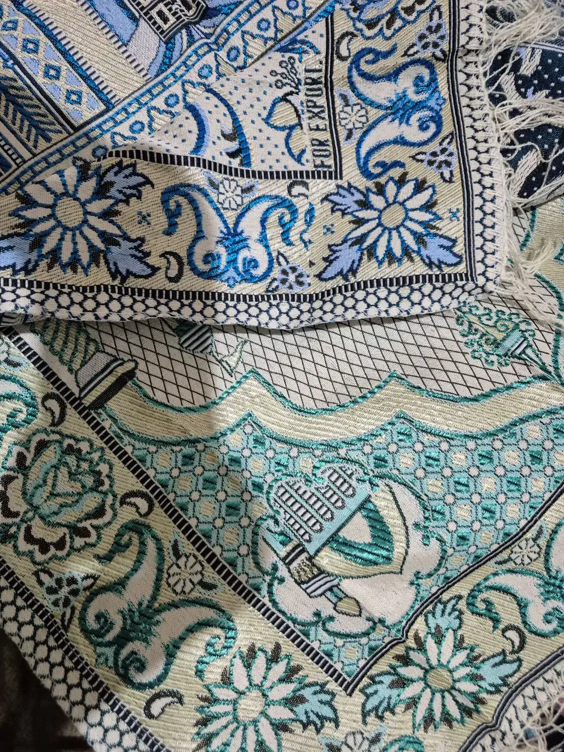 چند سجاده نو و یک چادر نو|لباس|فیروزکوه, |دیوار