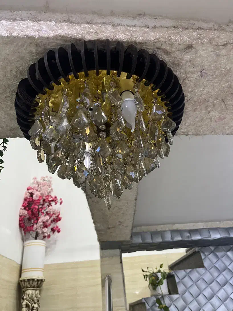 ۲ عدد لوستر  سقفی و ۱ عدد لوستر راه پله|لوستر و چراغ آویز|رشت, چمارسرا|دیوار