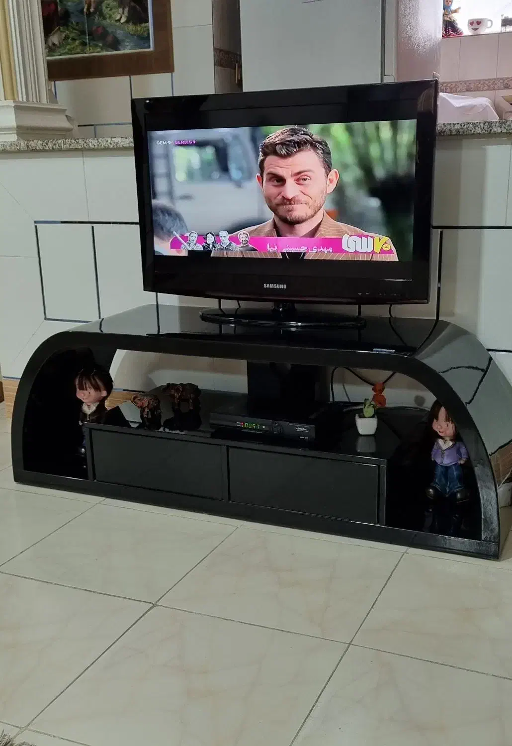 تلویزیون ۳۲ اینچ سامسونگ با میز|تلویزیون و پروژکتور|خمینیشهر, |دیوار