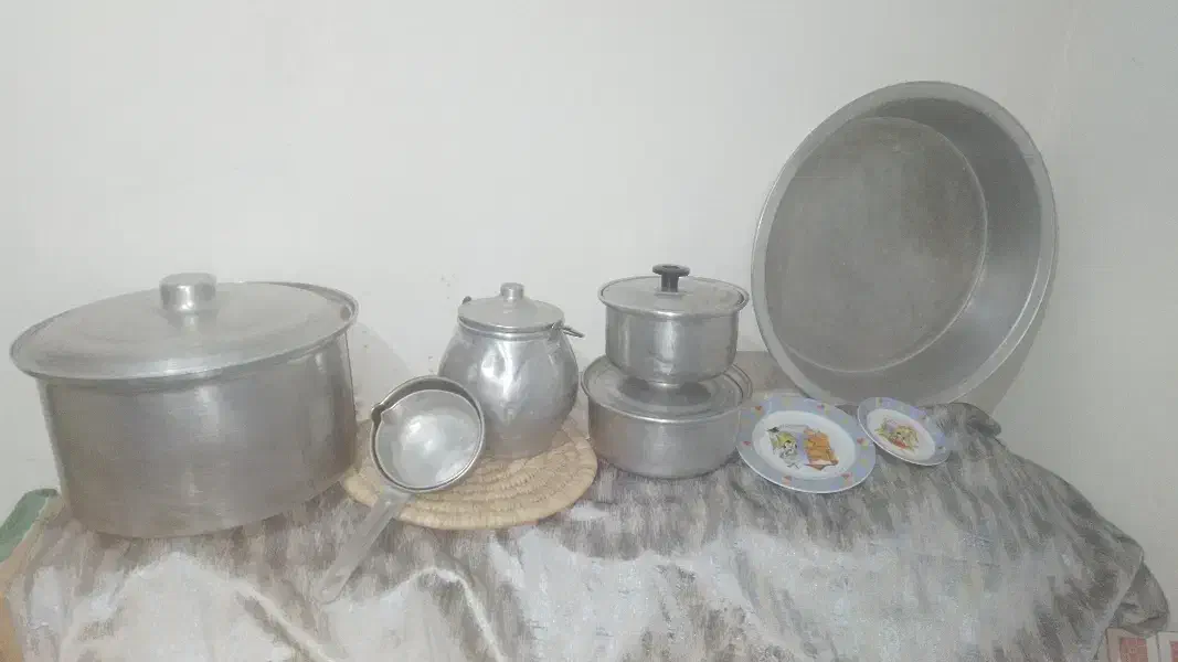 قابلمه وتشت بزرگ روحی وقابلمه های سایز کوچکتر|ظروف پخت‌وپز|شیراز, صنایع الکترونیک|دیوار