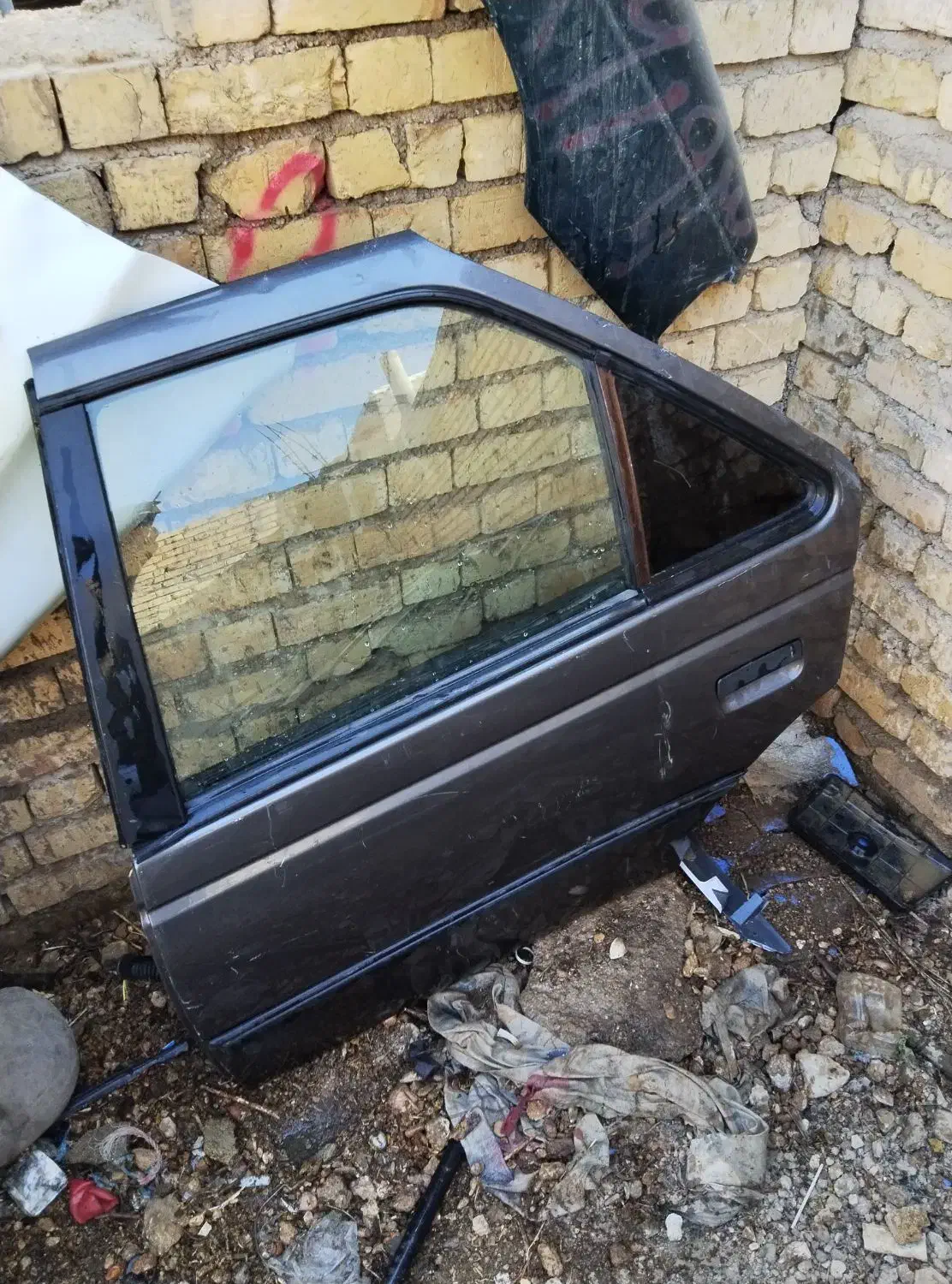 درب پژو رنگ نقره‌ای و نوک مدای|قطعات یدکی و لوازم جانبی|شیراز, کرونی(خاتونک)|دیوار