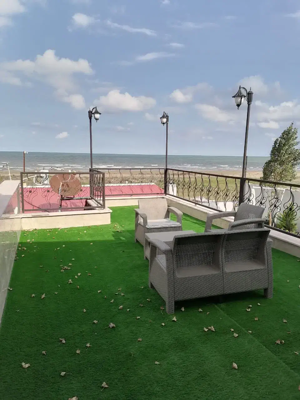 ویلا دوبلکس ساحلی انزلی  تراس بزرگ|اجارهٔ کوتاه‌مدت ویلا و باغ|رشت, هلال احمر|دیوار