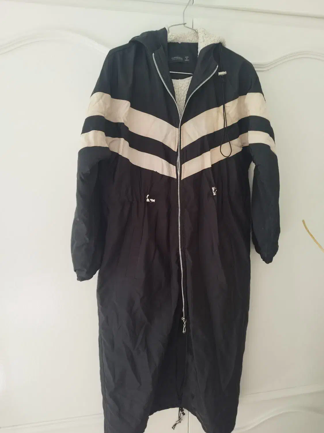 تعدادی پالتو|لباس|بروجرد, |دیوار