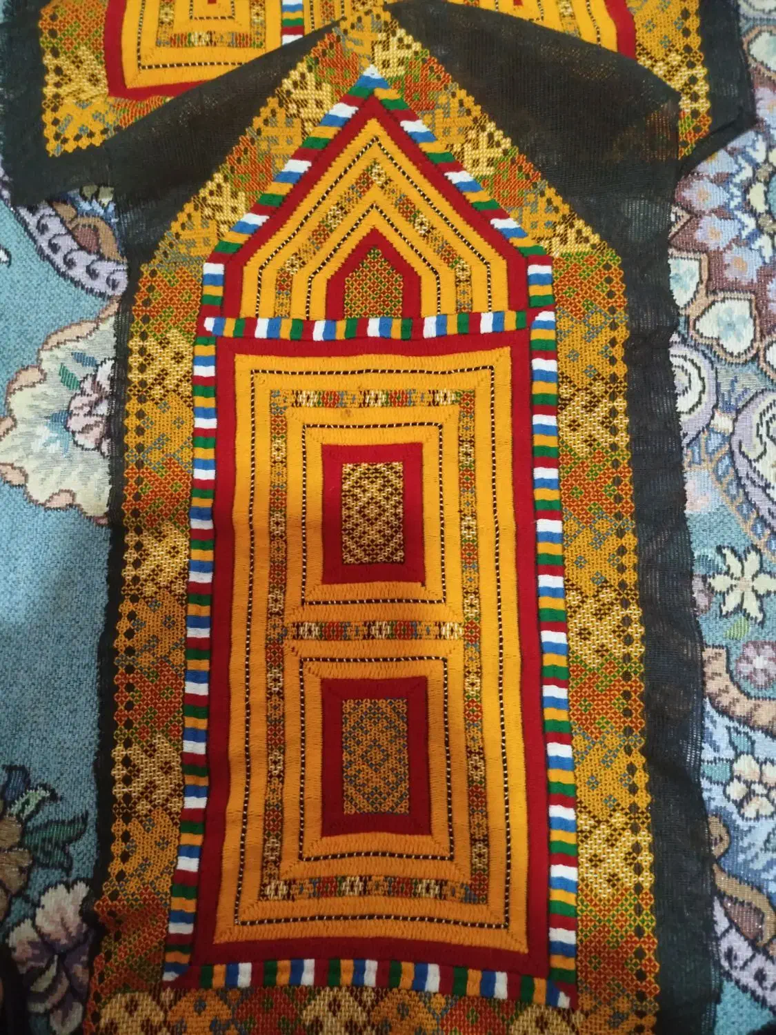 زیاستین|لباس|بمپور, |دیوار