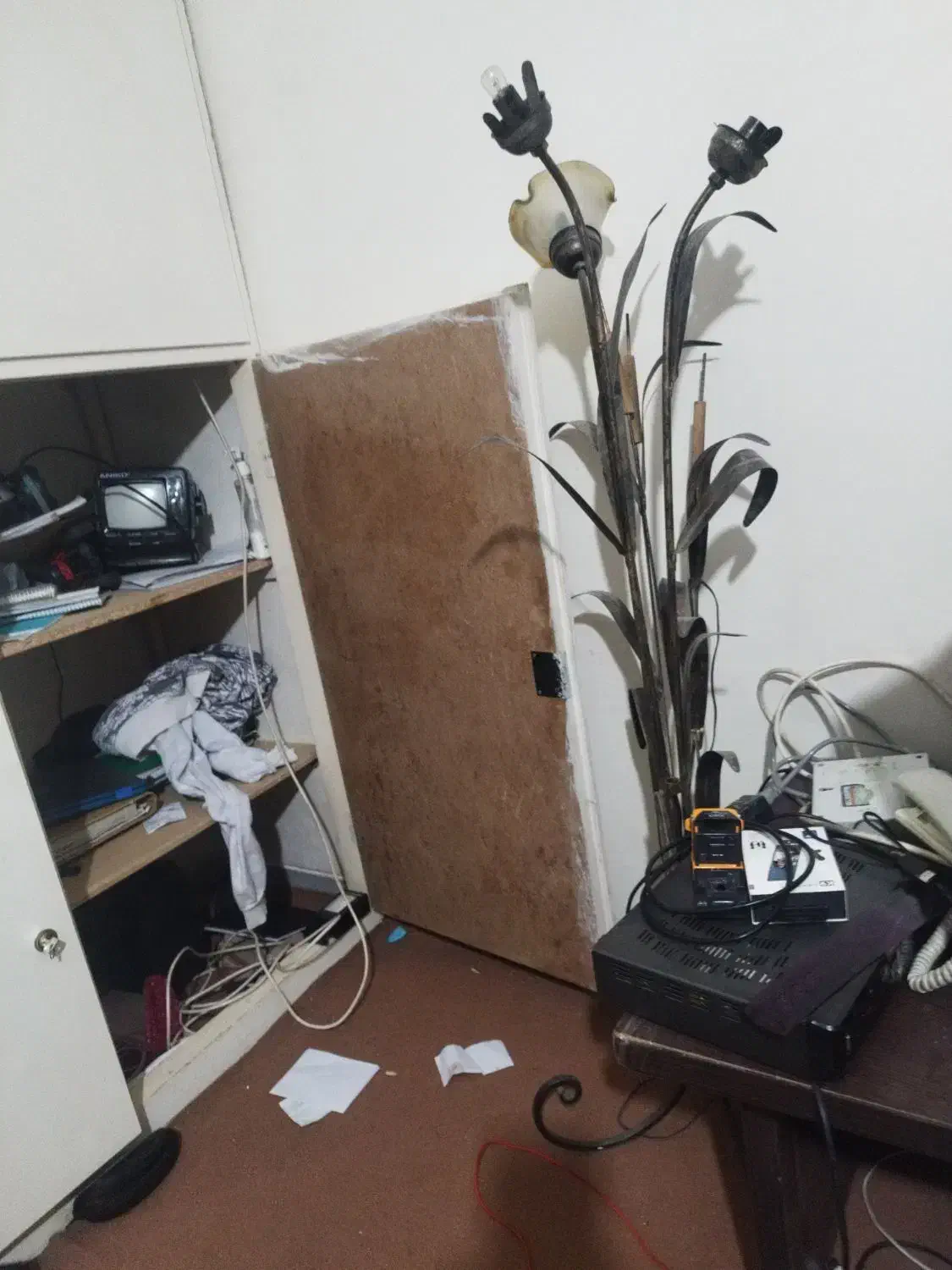 اآباژور ایستاده|چراغ خواب و آباژور|اصفهان, رکن الدوله شرقی|دیوار