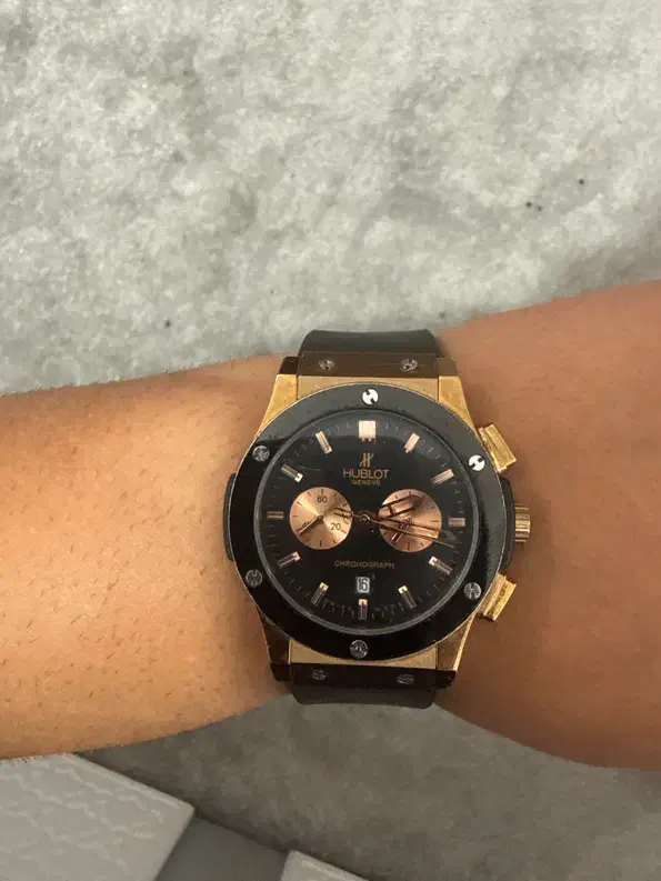 ساعت هابلوت|ساعت|شیراز, غدیر جنوبی|دیوار