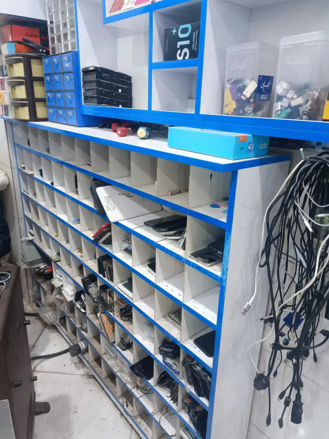 فروش چند عدد کمد و دکور مغازه تعمیرات موبایل|فروشگاه و مغازه|قائن, |دیوار