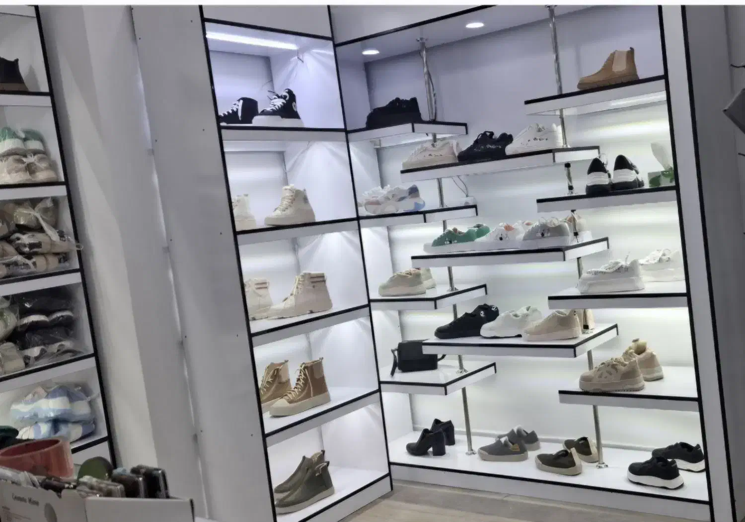 دکور مغازه کیف و کفش درحدنو تخفیف ویژه پای معامله|فروشگاه و مغازه|سمنان, |دیوار