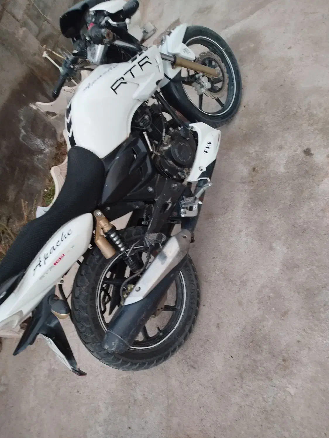 آپاچی 180|موتورسیکلت|تربت جام, میان جام|دیوار