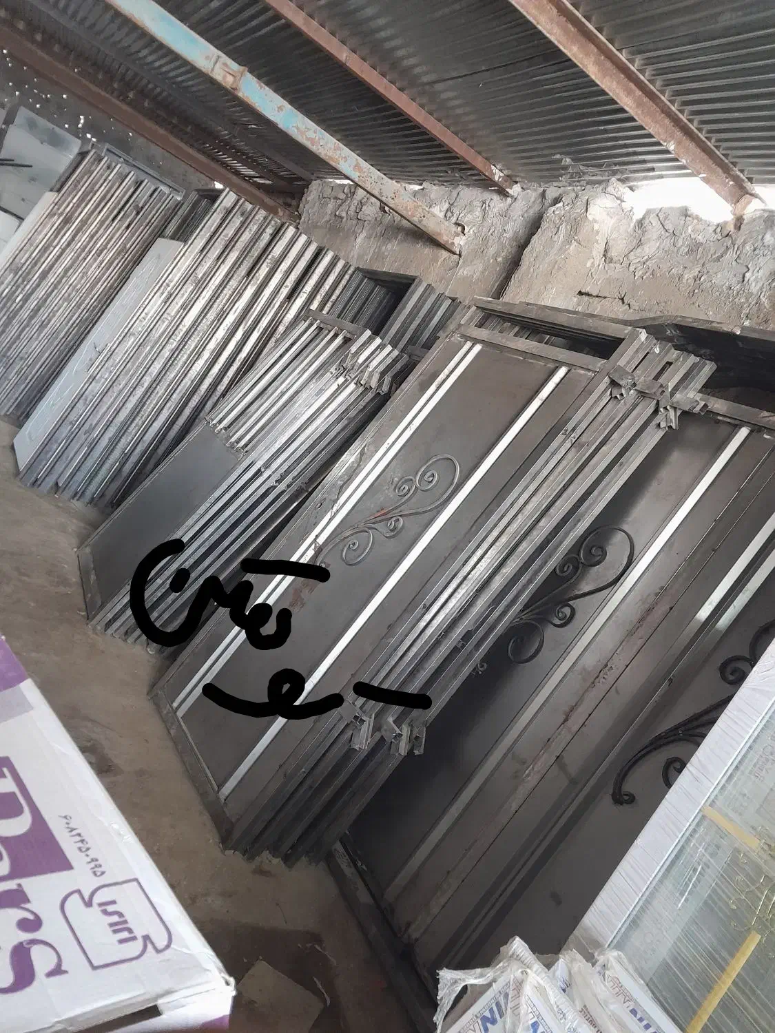 درب انباری حیاط سرویس و پنجره سمساری کوهکن|مصالح و تجهیزات ساختمان|زابل, |دیوار