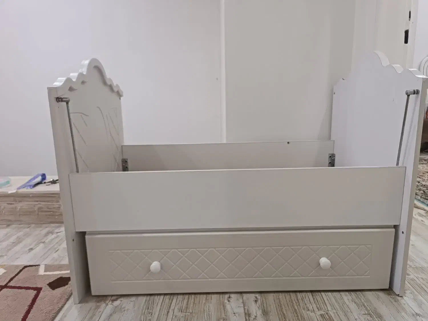 تخت کودک|تخت و صندلی بچه|شاهین دژ, |دیوار