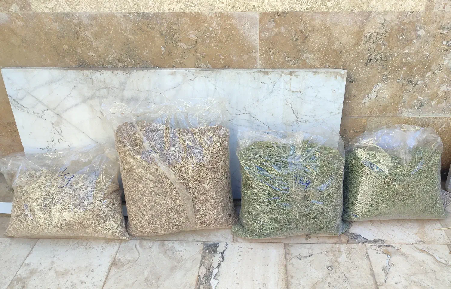 یونجه و پوشال برای خرگوش|لوازم جانبی حیوانات|قم, چهار مردان|دیوار