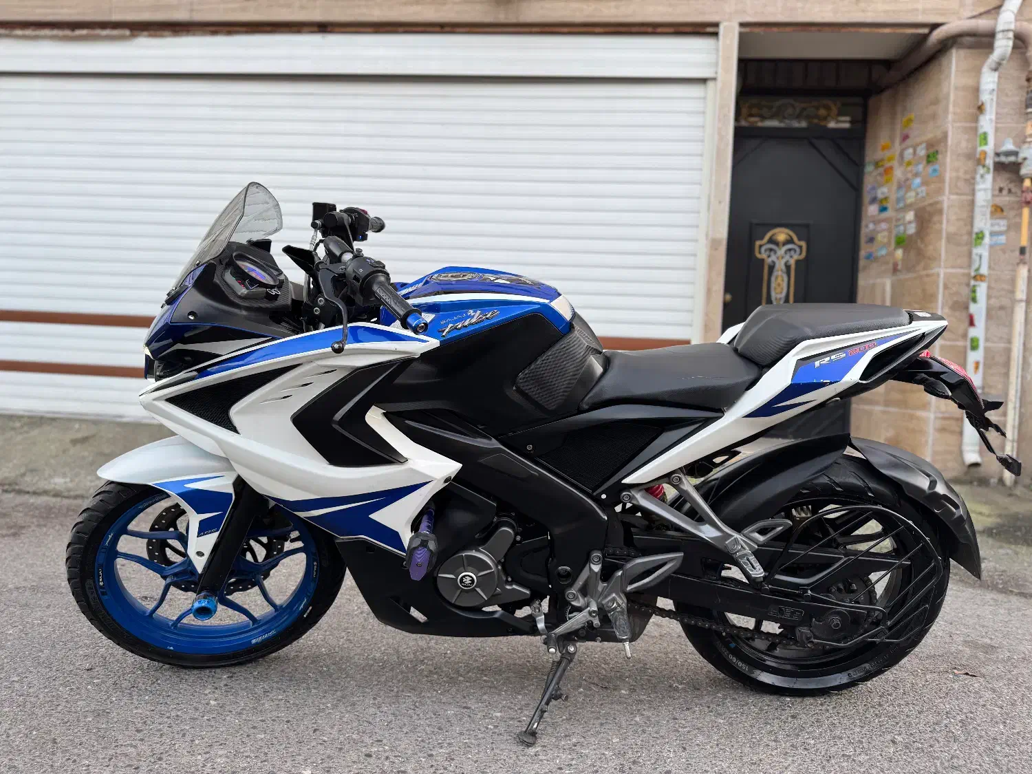 موتور ار اس|موتورسیکلت|رشت, سعدی (تختی)|دیوار