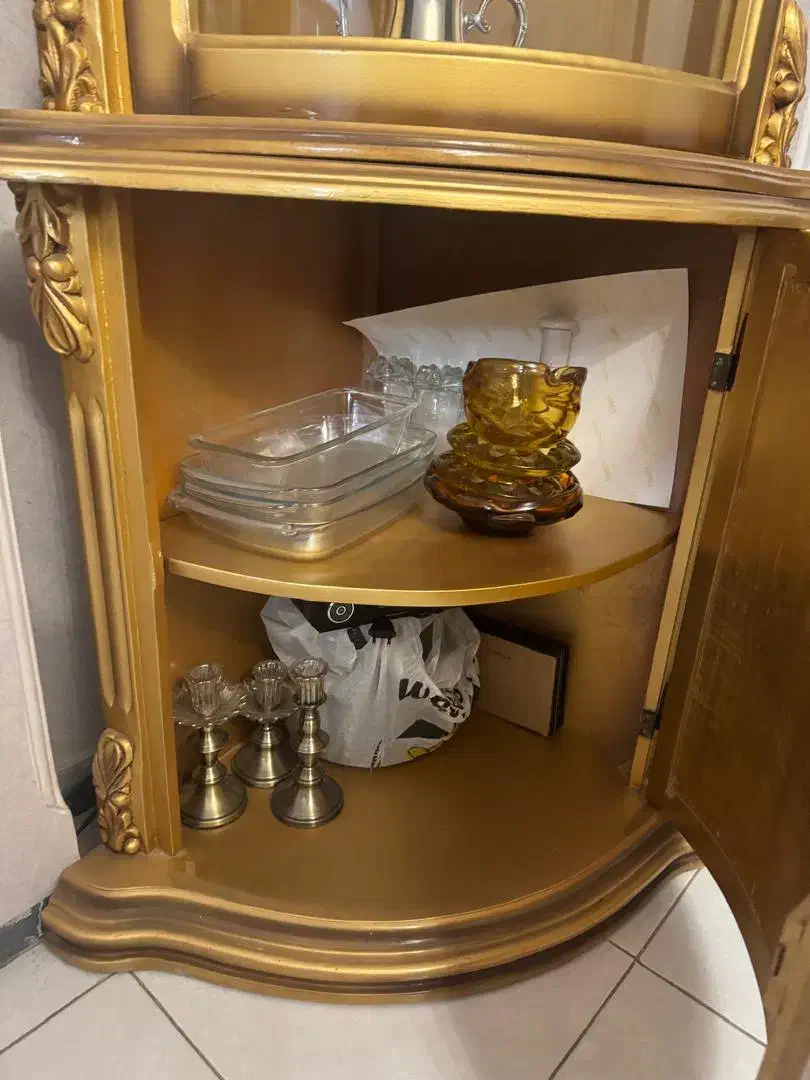 ویترین چوبی طلایی کاملا سالم|بوفه، ویترین، کنسول|تهران, ولنجک|دیوار