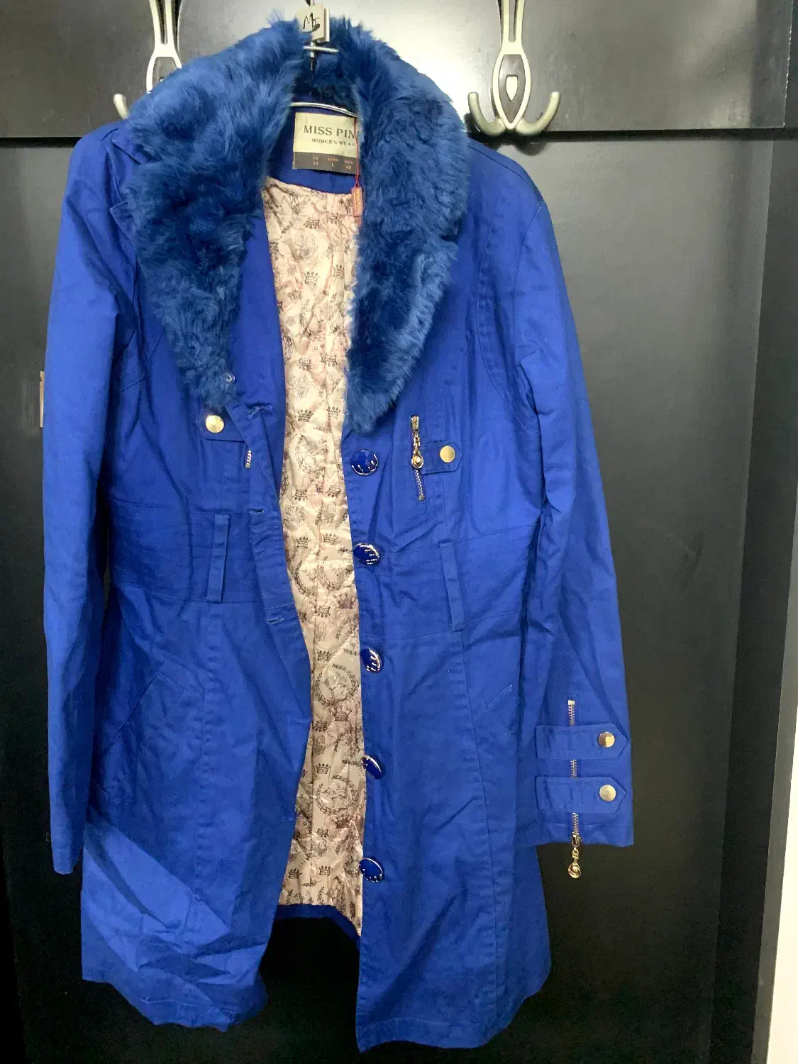 کاپشن، بارونی|لباس|رودسر, |دیوار