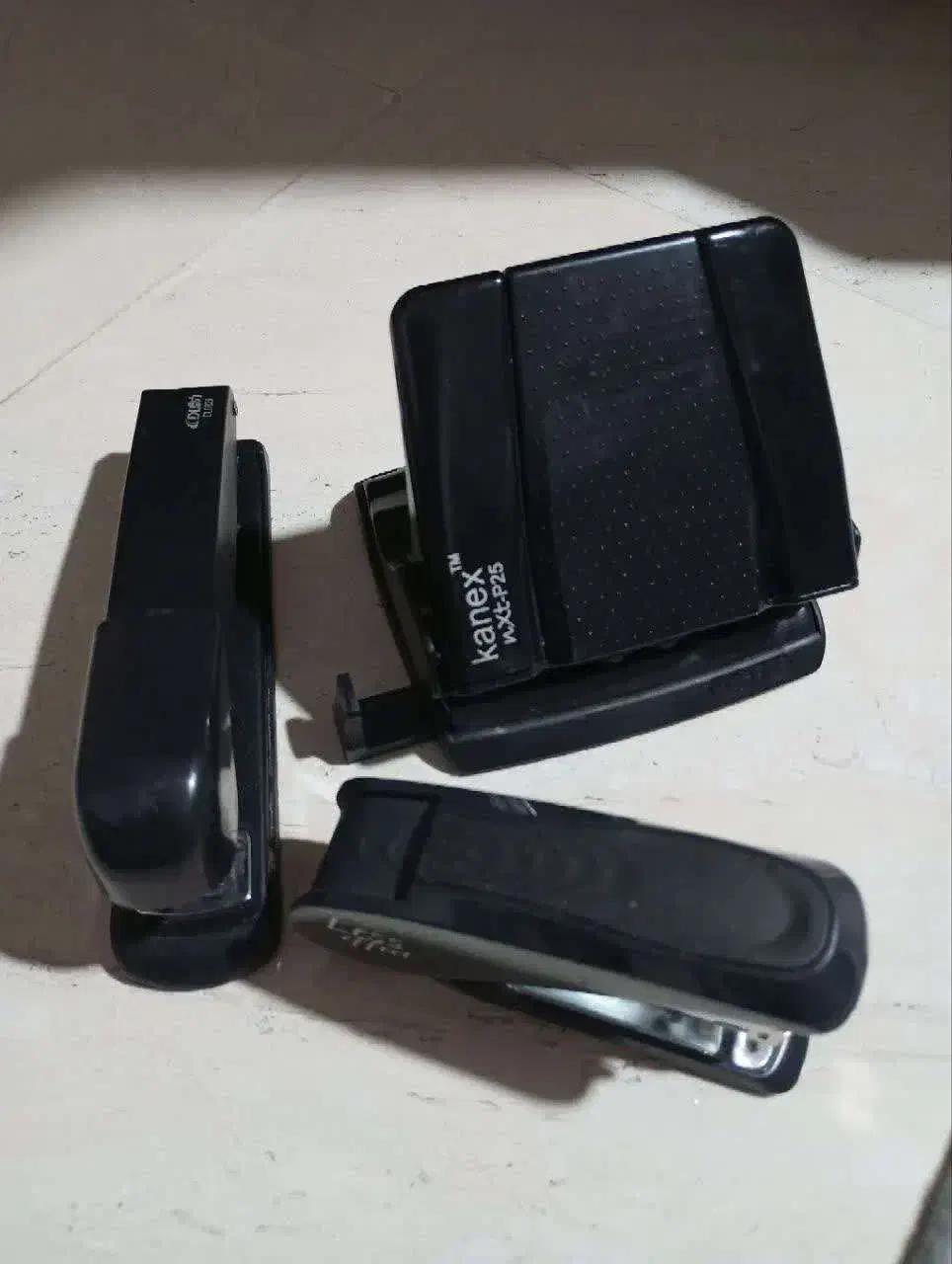 دستگاه منگنه و پانچ|لوازم التحریر|گلوگاه بابل (گلیا), |دیوار