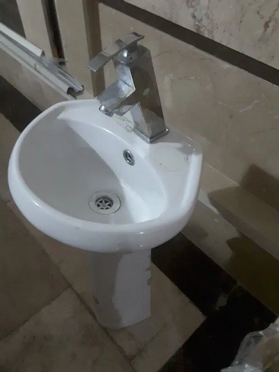 روشویی همراه با شیر اهرمی در حد نو|لوازم سرویس بهداشتی|اسلامشهر, شهرک مهدیه|دیوار