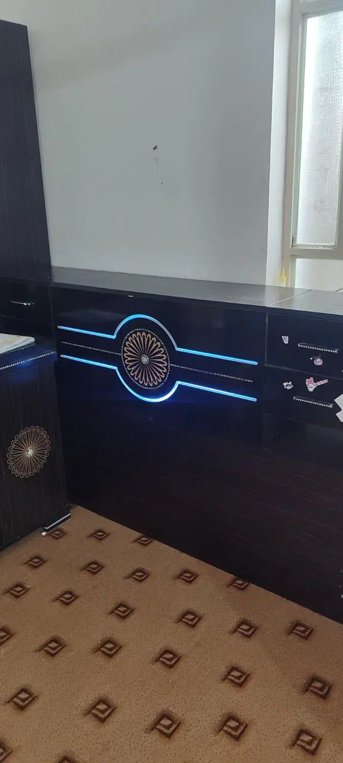 تختخواب دو نفره بهمراه میز توالت و پا تختی|تخت و سرویس خواب|رامهرمز, |دیوار