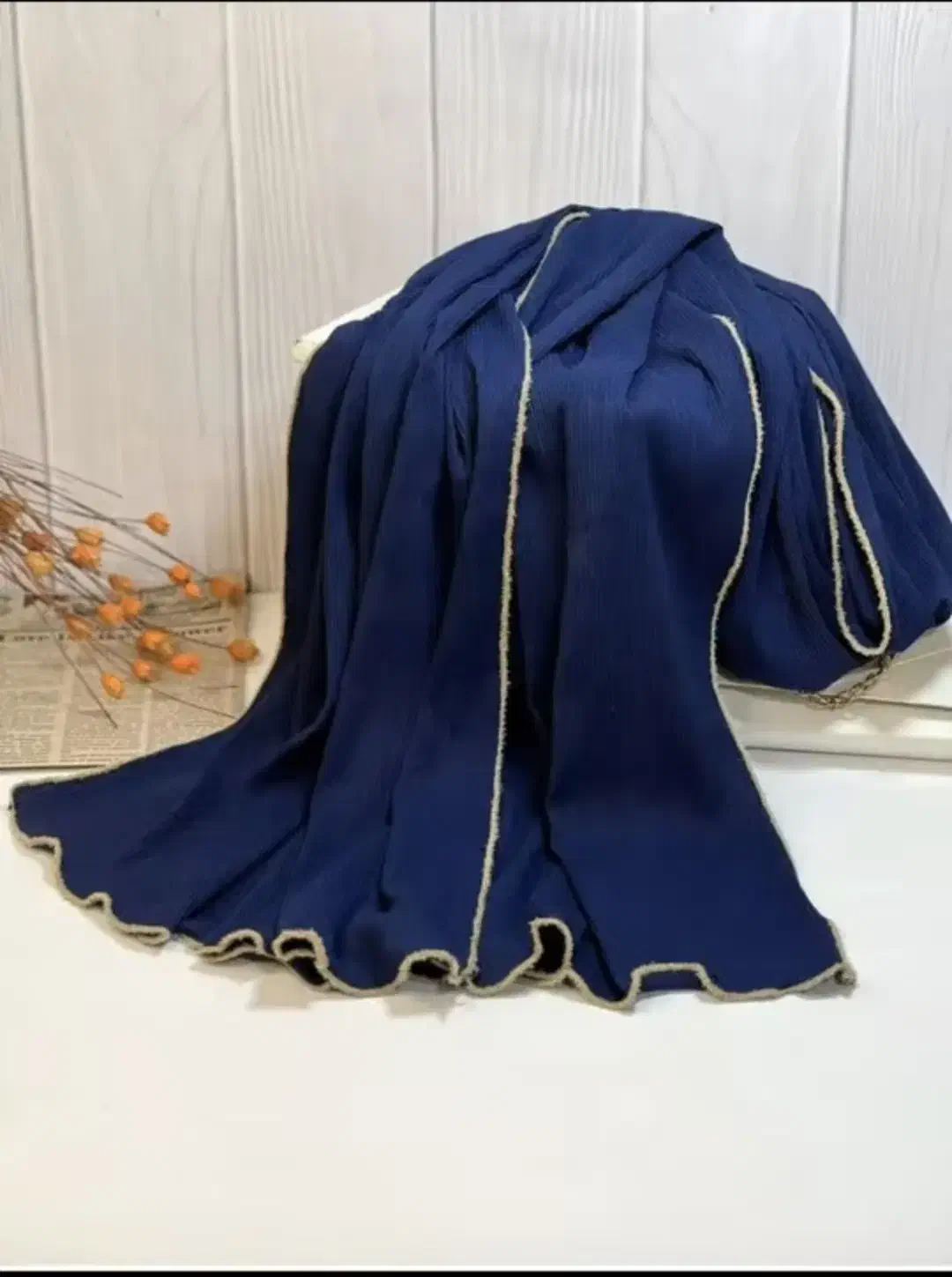 شال دور خز|لباس|آستانه اشرفیه, |دیوار