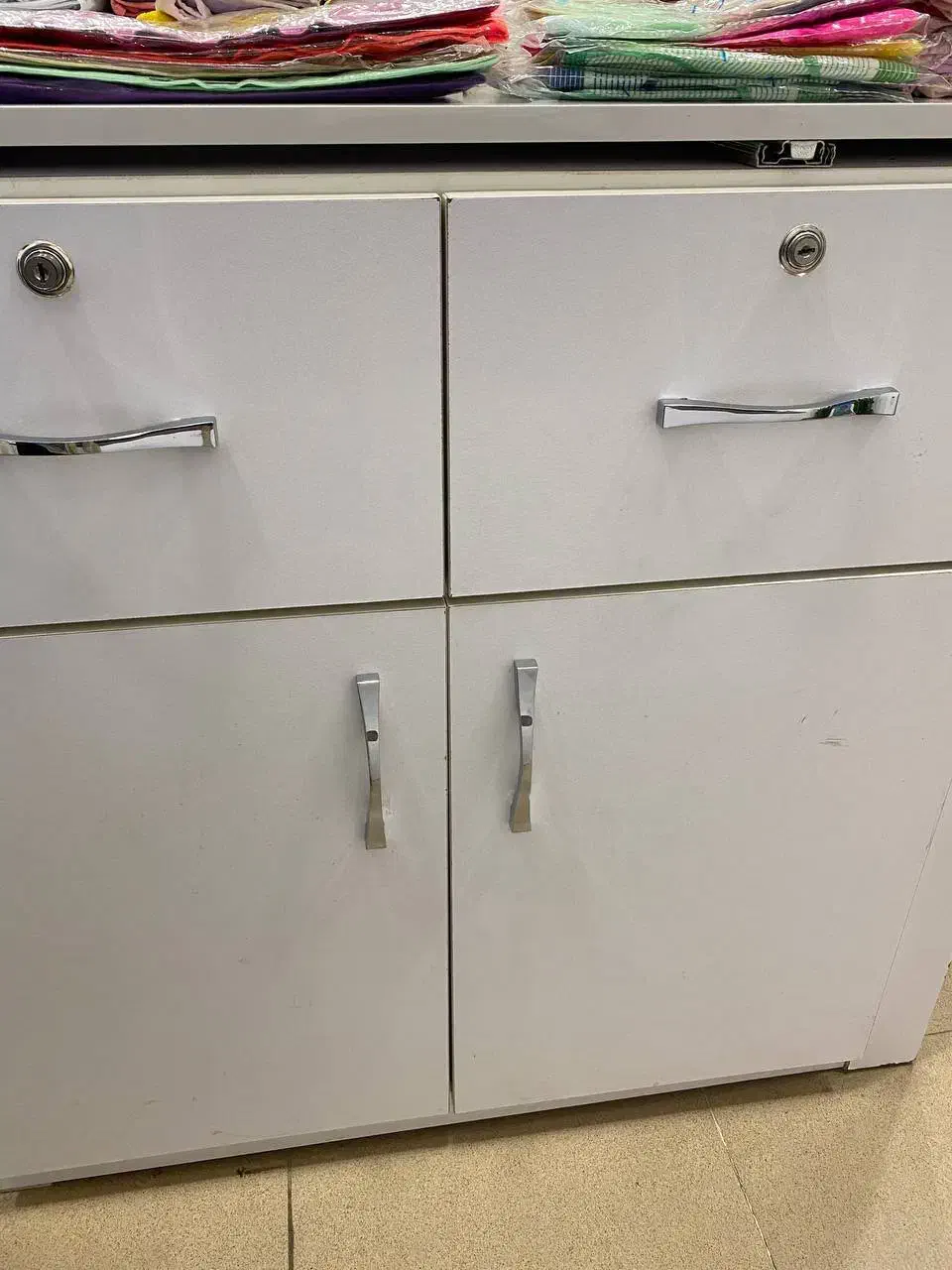 میز و ویترین فروشگاهی (قابل فروش جداگانه)|فروشگاه و مغازه|رشت, معلم|دیوار