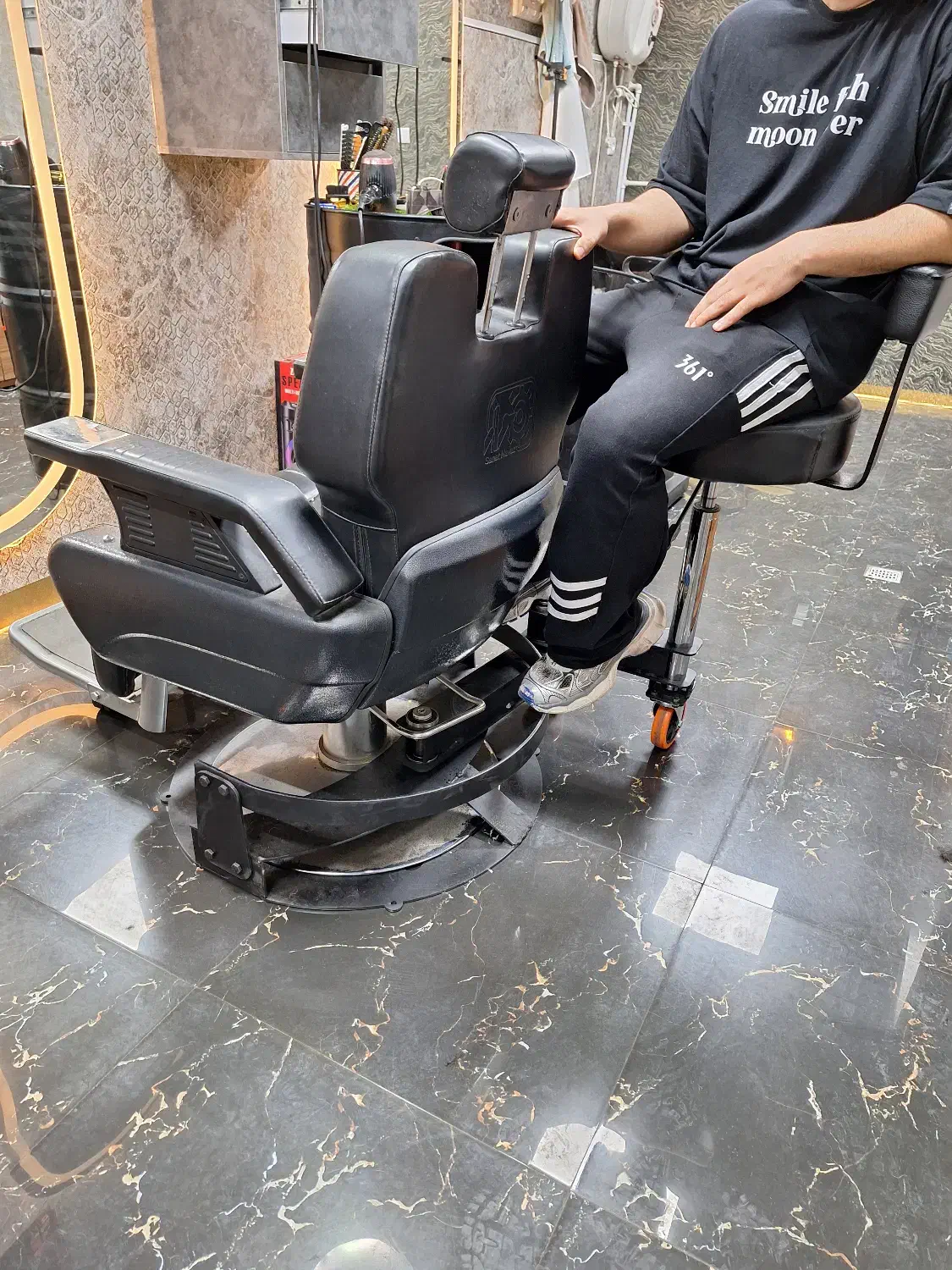 صندلی باربر|آرایشگاه و سالن‌های زیبایی|اراک, |دیوار