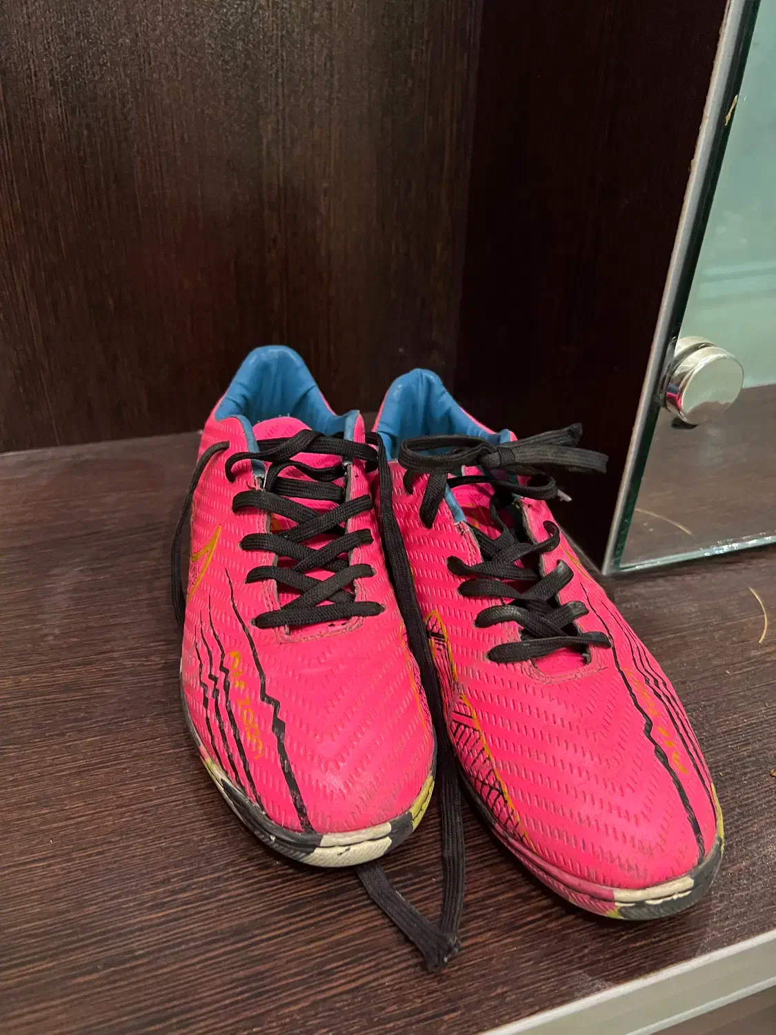 کفش فوتبال|کیف، کفش، کمربند|گنبد کاووس, |دیوار