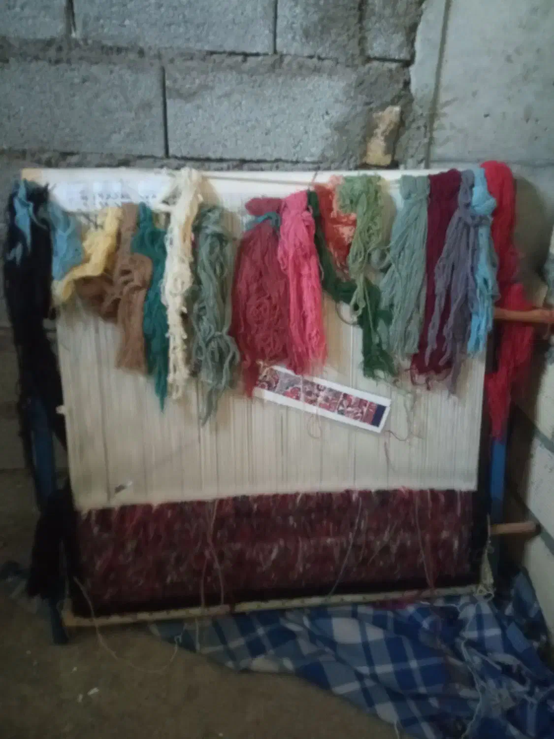 دار فرش نیمه کاره زرچرک|فرش|زنجان, |دیوار