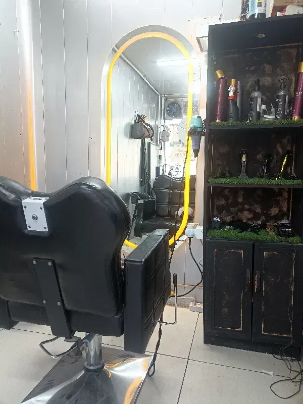 صندلی و ایینه آرایشگاه|آرایشگاه و سالن‌های زیبایی|دهگلان, |دیوار