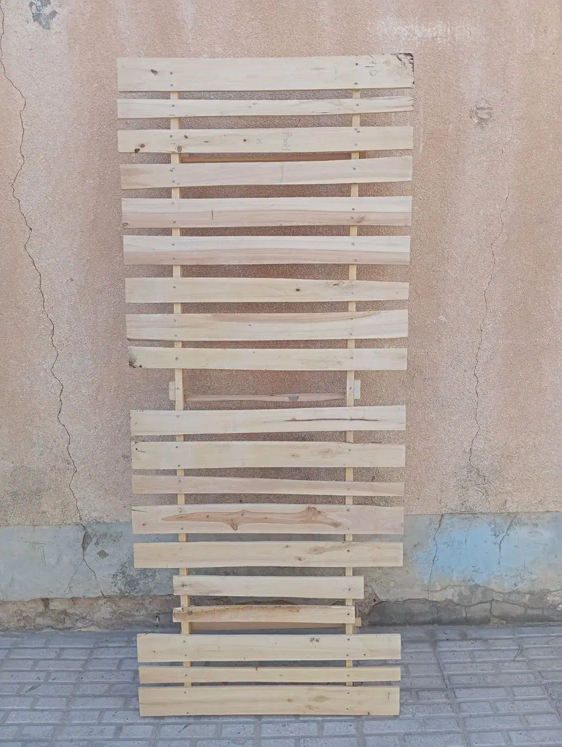 تخت چوبی ، قفسه فلزی ، سینک ظرفشویی|تخت و سرویس خواب|گناباد, |دیوار