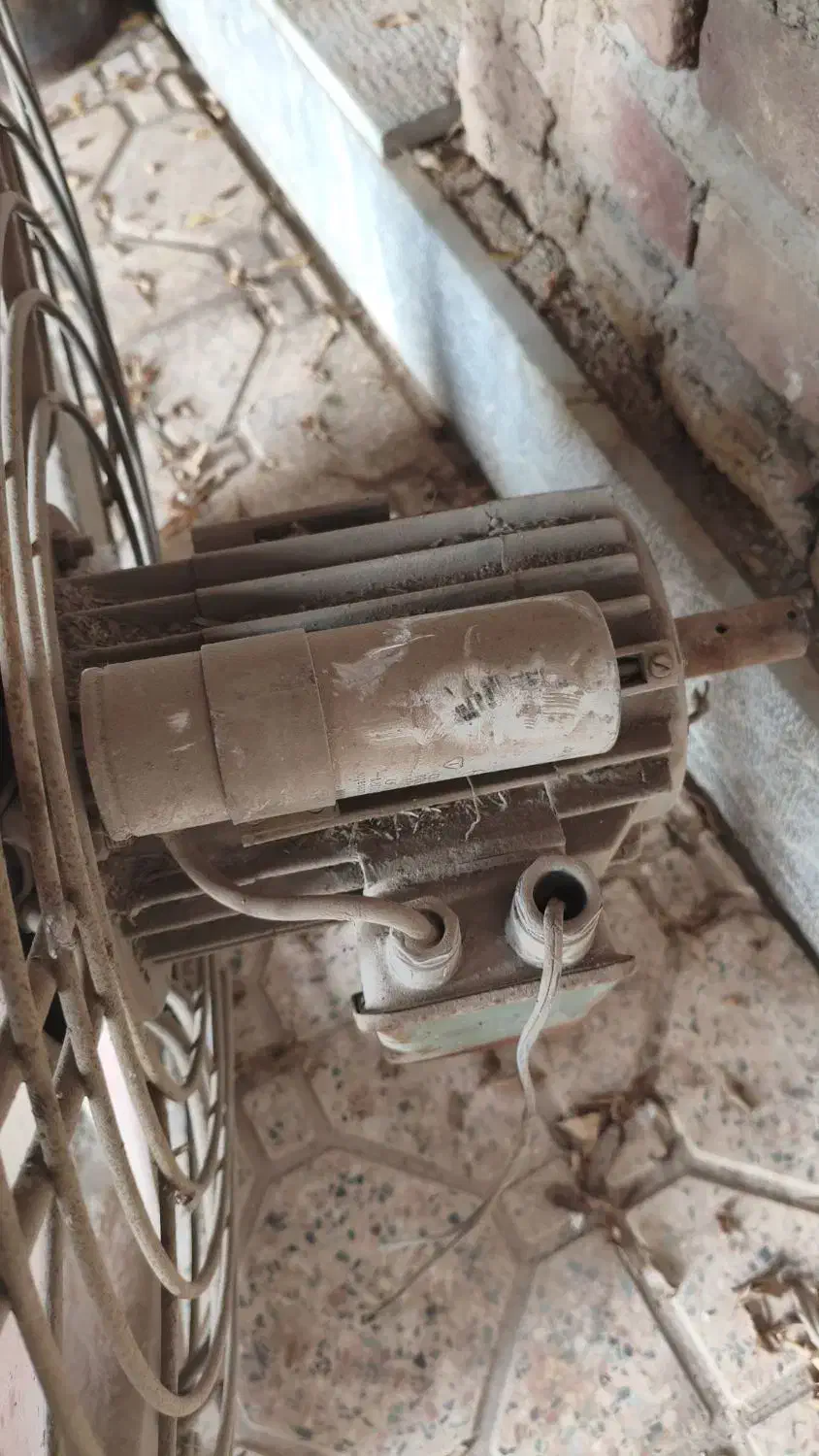 فن بزرگ با پره چدنی|پنکه و تصفیه‌کنندهٔ هوا|کرمان, |دیوار