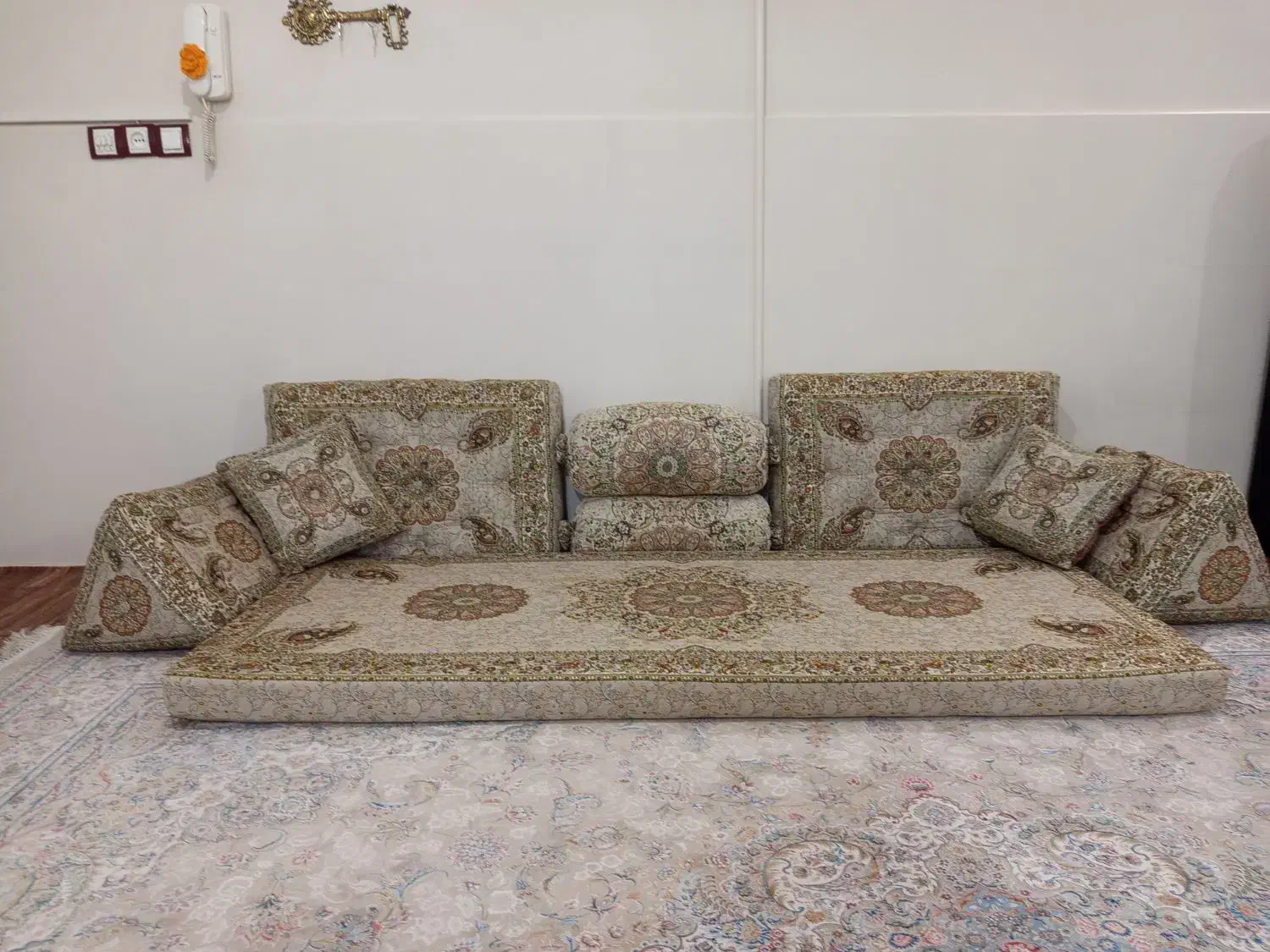 شاه نشین|پشتی|رباط‌کریم, رباط‌کریم|دیوار