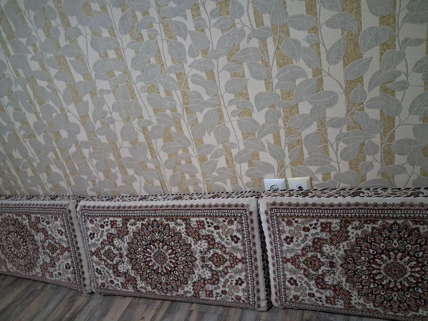 ۳ عدد پشتی در حد نو|پشتی|سنندج, |دیوار