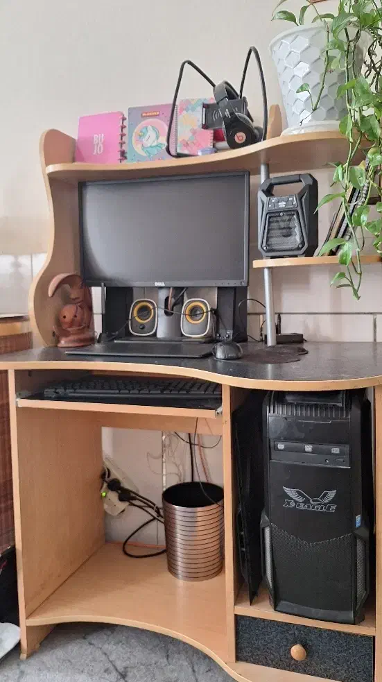 میزکامپیوتر کاملا سالم و چوب محکم|میز تحریر و کامپیوتر|اصفهان, شاه پسند|دیوار