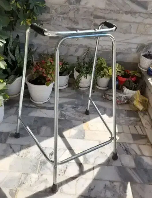 واکر در حد نو|صندلی و نیمکت|صومعه‌سرا, |دیوار