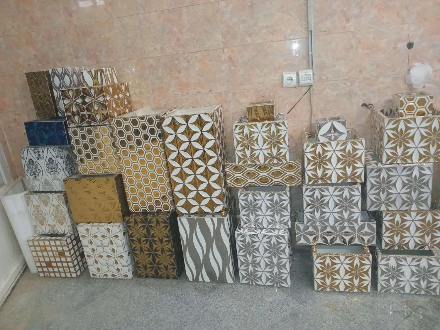 گلدان|گل و گیاه طبیعی|کاشان, شمس آبادی|دیوار