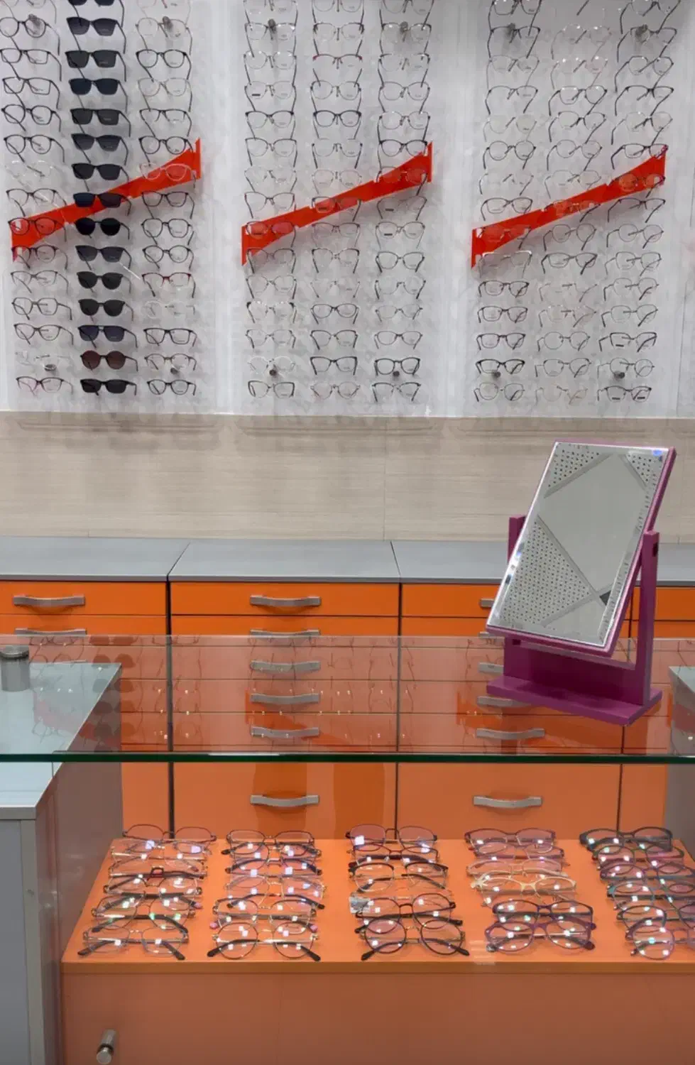 نیازمند همکار خانم برای عینک سازی|استخدام خدمات فروشگاه و رستوران|بیرجند, |دیوار