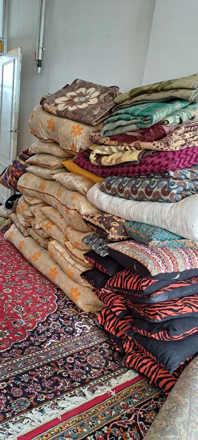 تعدادی بالشت در سایز های مختلف و پتو|رختخواب، بالش، پتو|کاشان, طاهرآباد|دیوار