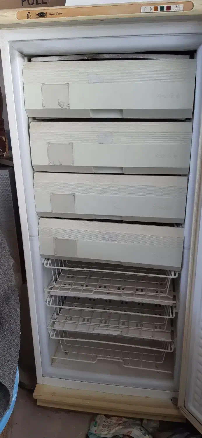 دوعدد تلویزیون یک عدد فریزر قدیمی|تلویزیون و پروژکتور|زرند, |دیوار